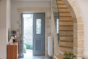 Artemis Apollonas Villa