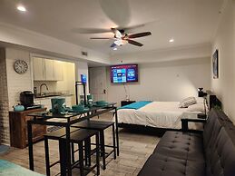 Exec Suite King Bed Hot Tub Gym Laundry