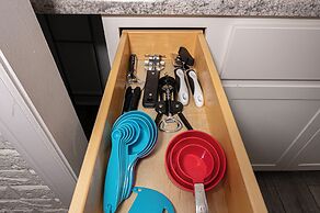 Exec Suite King Bed Hot Tub Gym Laundry