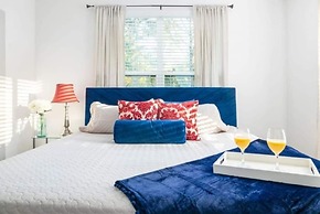 Exec Suite King Bed Hot Tub Gym Laundry