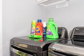 Exec Suite King Bed Hot Tub Gym Laundry