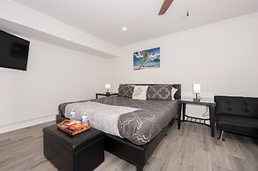 Exec Suite King Bed Hot Tub Gym Laundry