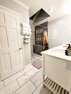 KingBed PetFriendly Washer Dryer Sleep16