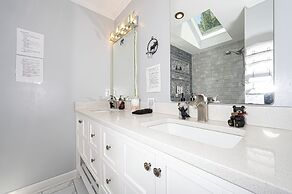 KingBed PetFriendly Washer Dryer Sleep16