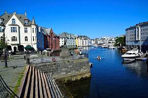 Cozy Ålesund Apartment With Private Entrance & Free Parking