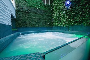 Park Lleras 11br Pool Jacuzzi