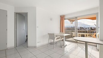 Sunny Waterfront Apartment