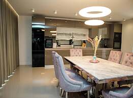 Sunset Serenity Villa With Pool, Gym and Sauna