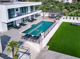 Sunset Serenity Villa With Pool, Gym and Sauna