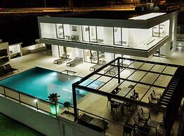 Sunset Serenity Villa With Pool, Gym and Sauna