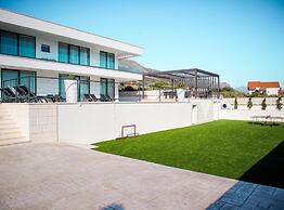 Sunset Serenity Villa With Pool, Gym and Sauna