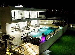 Sunset Serenity Villa With Pool, Gym and Sauna