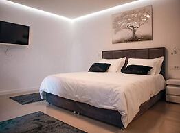 Sunset Serenity Villa With Pool, Gym and Sauna