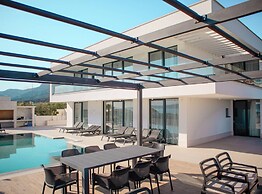 Sunset Serenity Villa With Pool, Gym and Sauna