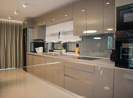 Sunset Serenity Villa With Pool, Gym and Sauna