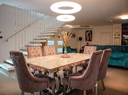 Sunset Serenity Villa With Pool, Gym and Sauna