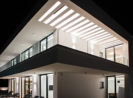 Sunset Serenity Villa With Pool, Gym and Sauna