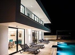 Sunset Serenity Villa With Pool, Gym and Sauna