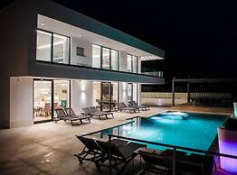 Sunset Serenity Villa With Pool, Gym and Sauna