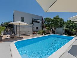 Charming Apartments Tome With Pool