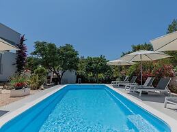 Charming Apartments Tome With Pool