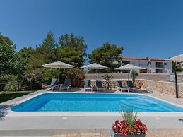 Charming Apartments Tome With Pool