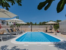 Charming Apartments Tome With Pool
