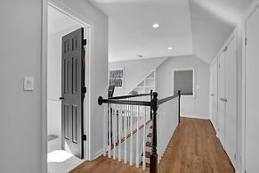 Chamblee Retreat 3BR Home w Spacious Porch