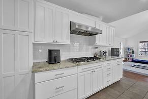 Chamblee Retreat 3BR Home w Spacious Porch