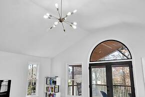 Chamblee Retreat 3BR Home w Spacious Porch
