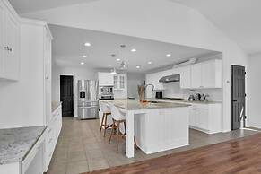 Chamblee Retreat 3BR Home w Spacious Porch