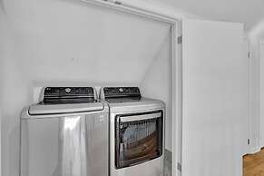 Chamblee Retreat 3BR Home w Spacious Porch