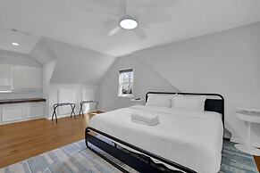 Chamblee Retreat 3BR Home w Spacious Porch