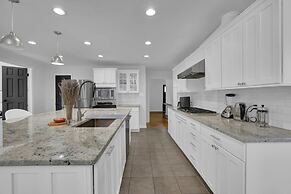 Chamblee Retreat 3BR Home w Spacious Porch