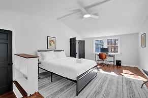 Chamblee Retreat 3BR Home w Spacious Porch