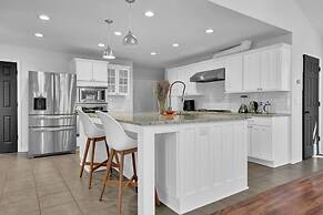 Chamblee Retreat 3BR Home w Spacious Porch