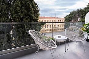Velvet Luxury Studios in the City Center by BiNobi!