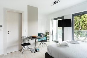 Velvet Luxury Studios in the City Center by BiNobi!