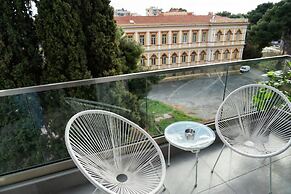 Velvet Luxury Studios in the City Center by BiNobi!