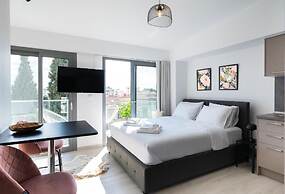 Velvet Luxury Studios in the City Center by BiNobi!