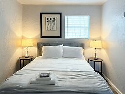 Budget Friendly Studio With Wifi Smart TV 32C