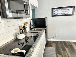 Budget Friendly Studio With Wifi Smart TV 32C