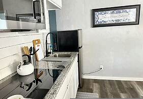 Budget Friendly Studio With Wifi Smart TV 32C