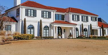 Budget Friendly Studio With Wifi Smart TV 32C