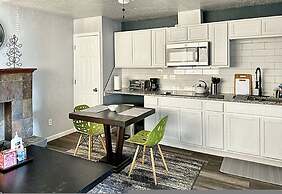 Budget Friendly Studio With Wifi Smart TV 32C