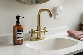 Prime Location Top Rated Clean Parking Free