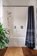 Prime Location Top Rated Clean Parking Free