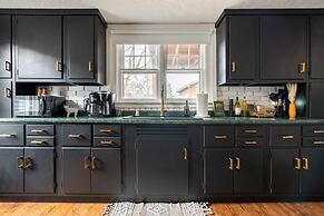 Prime Location Top Rated Clean Parking Free