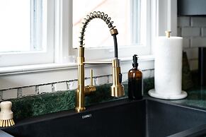 Prime Location Top Rated Clean Parking Free