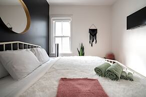 Prime Location Top Rated Clean Parking Free